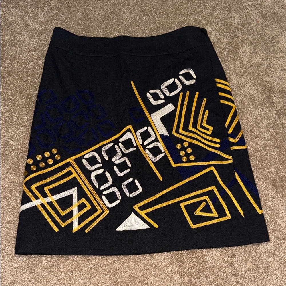 DKNY Black Skirt with Gold and White Geometric Design - size 4. B13